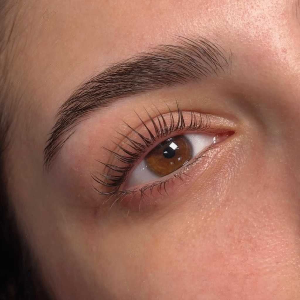 Fluffy eyebrows for the clean girl aesthetic makeup.